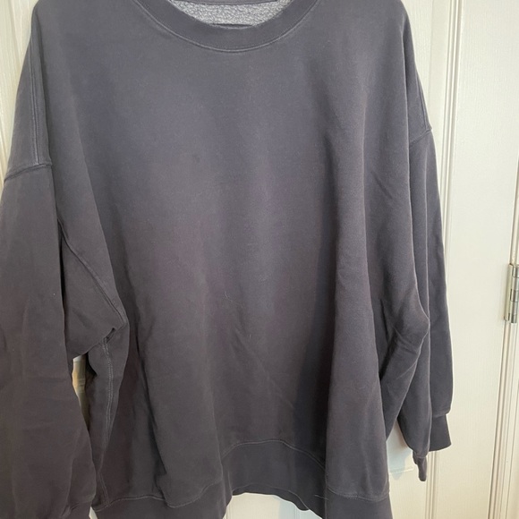 American Eagle Outfitters Tops - Women’s American Eagle distressed oversized crewneck sweatshirt